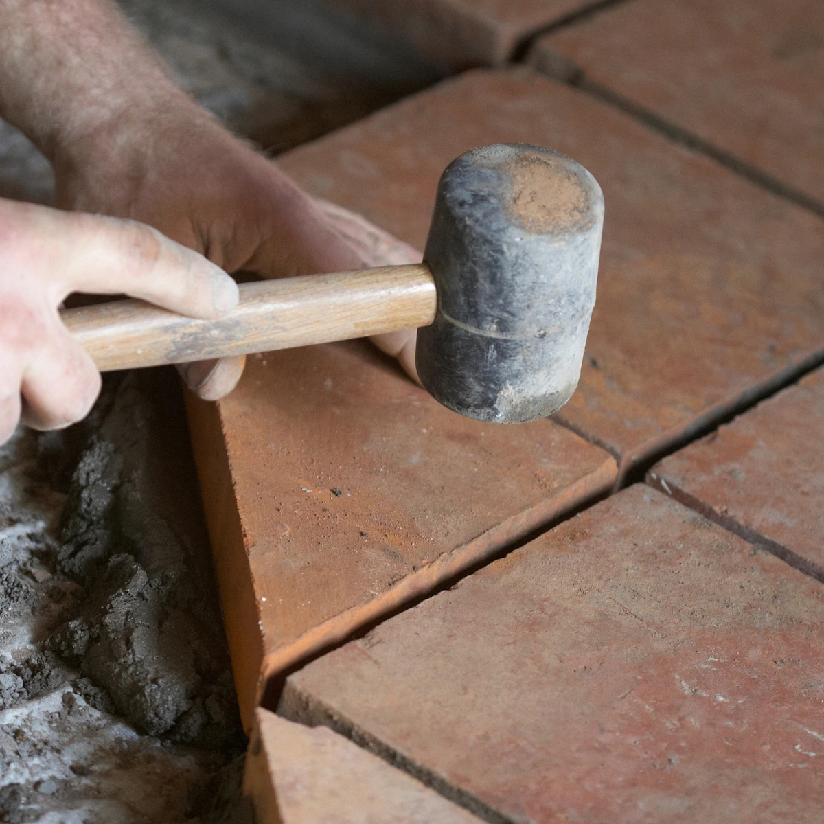 Handgefertigte Terracotta-Fliesen: Restaurierung und Erneuerung im Restaurierungsprozess.