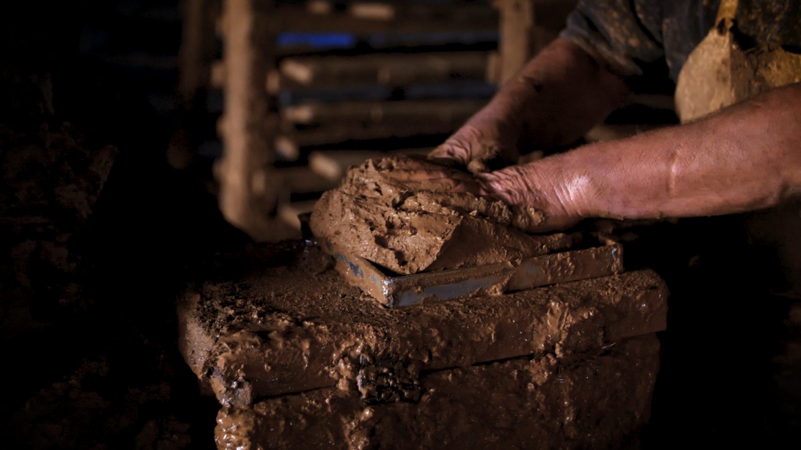 Handgefertigte Terracotta-Fliese bei der Formgebung in traditioneller Manufaktur