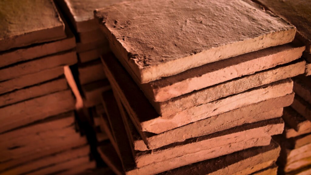 Das Erbe alter Meister – So entstehen unsere handgefertigten Terracotta Fliesen Fertig gebrannte Terracotta-Fliesen mit charaktervoller Oberfläche