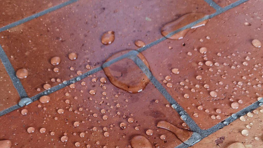 Wassertropfen auf imprägnierten Terracotta-Fliesen