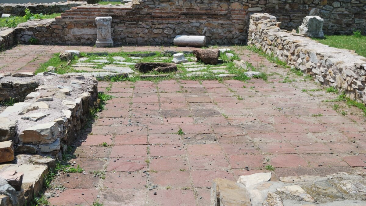 Antike Terracotta-Bodenfliesen in einem historischen archäologischen Fundort