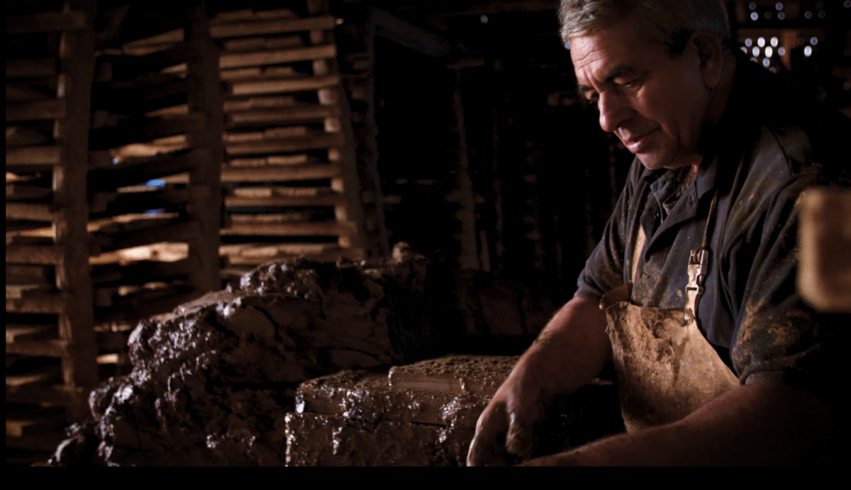 „Hier kostet jeder Fehler Zeit und Ansehen“ – Interview mit Mile, unserem erfahrensten Handwerksmeister Mile formt eine Terracotta Fliese sorgfältig von Hand