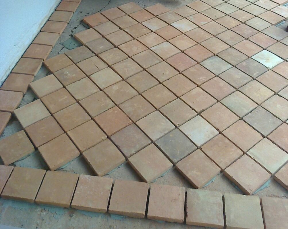 Terracotta Fliesen richtig verlegen – Schritt für Schritt Anleitung Verlegte Terracotta Fliesen mit definiertem Randabschluss und vorbereiteten Fugen