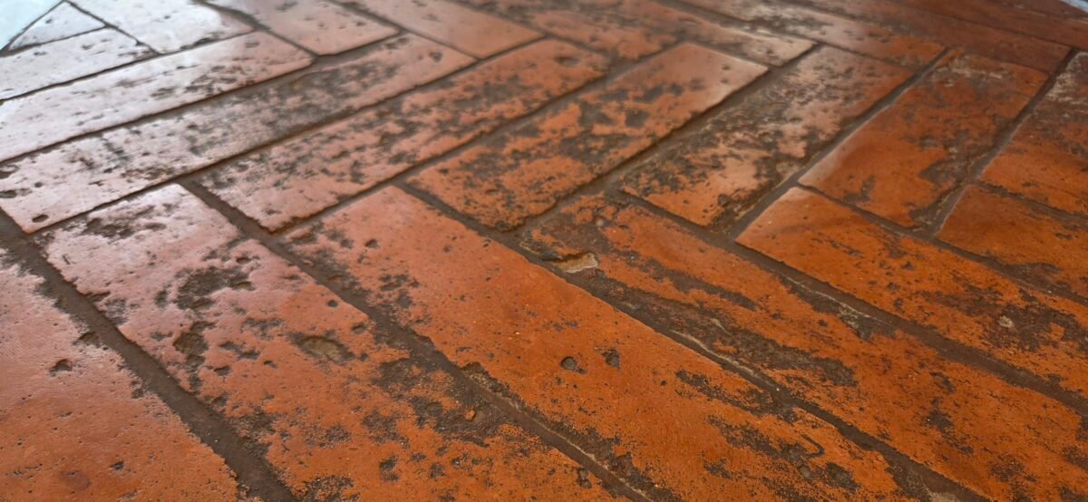 Wie unsere Handgefertigte Terracotta Fliesen und Platten die SZIHN Bäckerei Siebenhirten verwandelt haben Im Fischgrätmuster verlegte handgefertigte Terracottafliesen mit rustikaler Textur