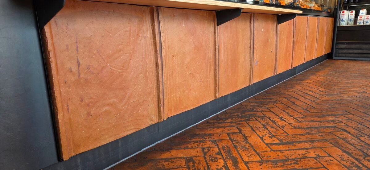 Wie unsere Handgefertigte Terracotta Fliesen und Platten die SZIHN Bäckerei Siebenhirten verwandelt haben Großformatige Terracotta-Platten am Verkaufstresen und Fischgrätboden aus Terracotta in der Szihn Bäckerei