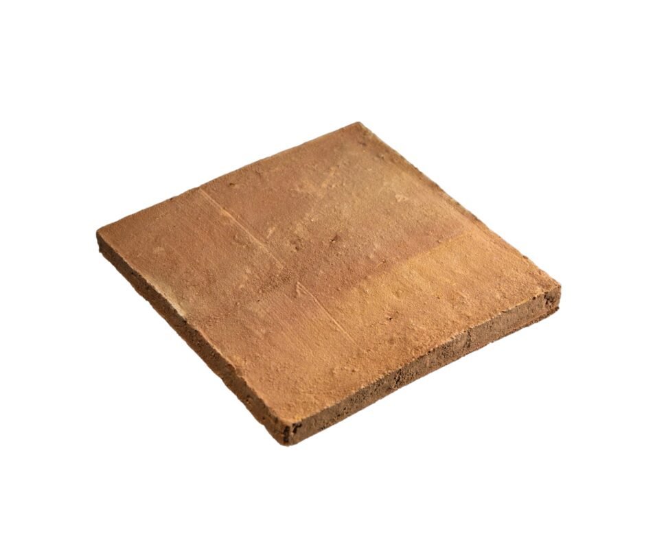 Handgefertigte oder industrielle Terracotta-Fliesen? Unterschiede & Entscheidungshilfe Handgefertigte Terracotta-Fliese mit unregelmäßiger Oberfläche und natürlichen Farbnuancen in Nahaufnahme