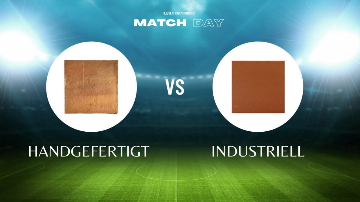 Handgefertigte oder industrielle Terracotta Fliesen? Unterschiede & Entscheidungshilfe Vergleich zwischen handgefertigten und industriellen Terracotta-Fliesen – links rustikale Oberfläche, rechts glatte Industriefliese auf Fußballfeld-Hintergrund.