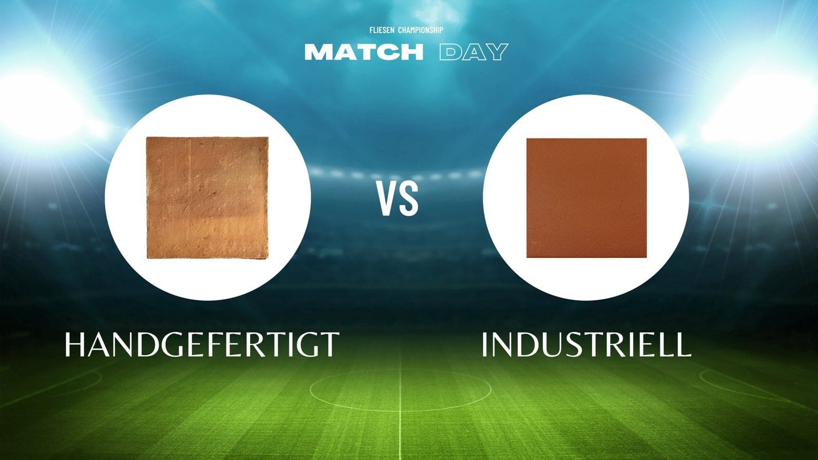 Vergleich zwischen handgefertigten und industriellen Terracotta-Fliesen – links rustikale Oberfläche, rechts glatte Industriefliese auf Fußballfeld-Hintergrund.