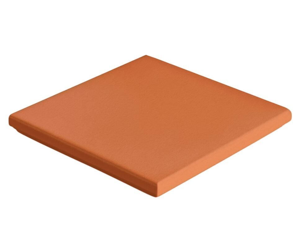 Handgefertigte oder industrielle Terracotta-Fliesen? Unterschiede & Entscheidungshilfe Industriell gefertigte Terracotta-Fliese mit glatter, gleichmäßiger Oberfläche in Nahaufnahme
