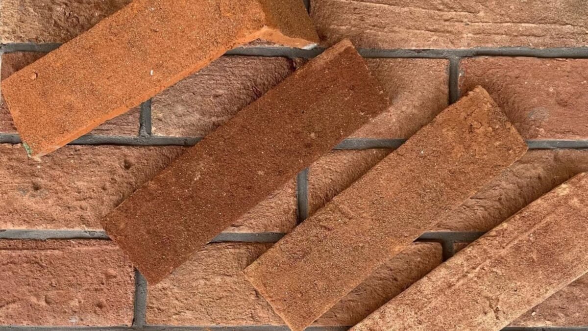 Terracotta Fassade – Handgefertigte Terracotta Riemchen als nachhaltige Fassadenlösung Nahaufnahme von handgefertigten Terracotta Riemchen in verschiedenen Farbtönen für die Fassadenverkleidung