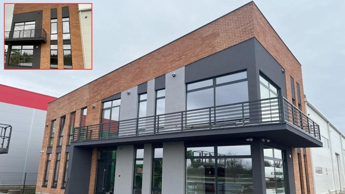 Terracotta Fassade – Handgefertigte Terracotta Riemchen als nachhaltige Fassadenlösung Moderne Gewerbefassade mit Terracotta Riemchen, grauem Putz und Aluminiumgeländern