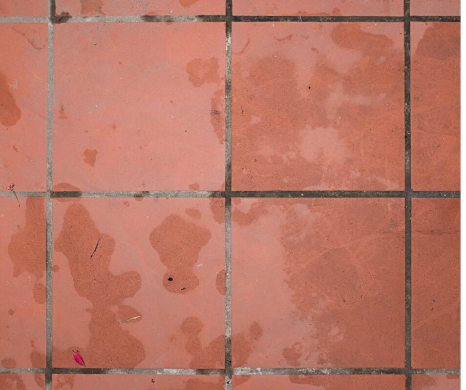 Handgefertigte oder industrielle Terracotta-Fliesen? Unterschiede & Entscheidungshilfe Terracotta-Fliesen mit Wasserflecken – Beispiel für unbehandelte Oberfläche vor der Reinigung oder Imprägnierung