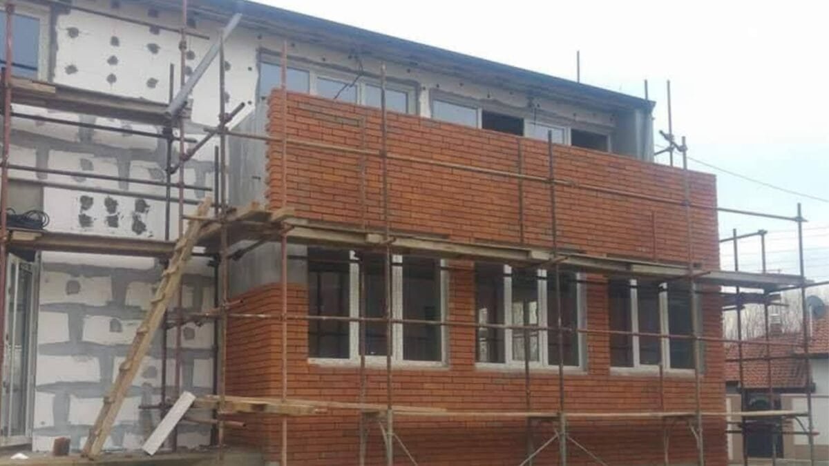 Terracotta Fassade – Handgefertigte Terracotta Riemchen als nachhaltige Fassadenlösung Große Fassadenfläche mit handgefertigten Terracotta Riemchen auf Baustelle