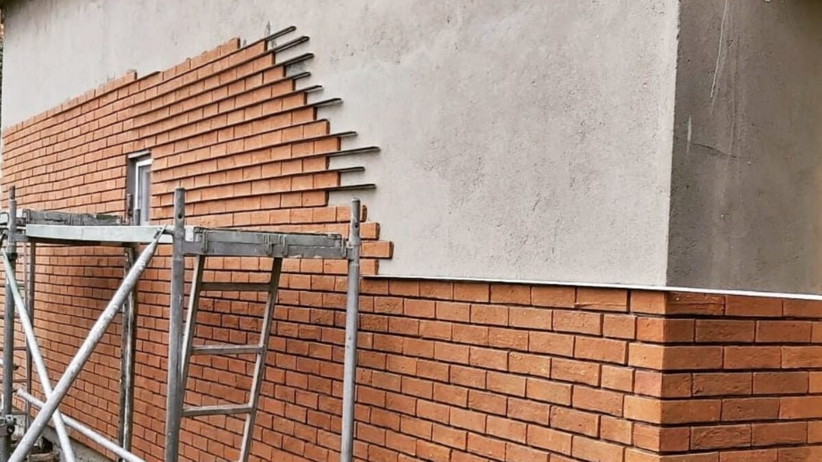 Terracotta Fassade – Handgefertigte Terracotta Riemchen als nachhaltige Fassadenlösung Terracotta Riemchen werden an einer Fassade fachgerecht verklebt