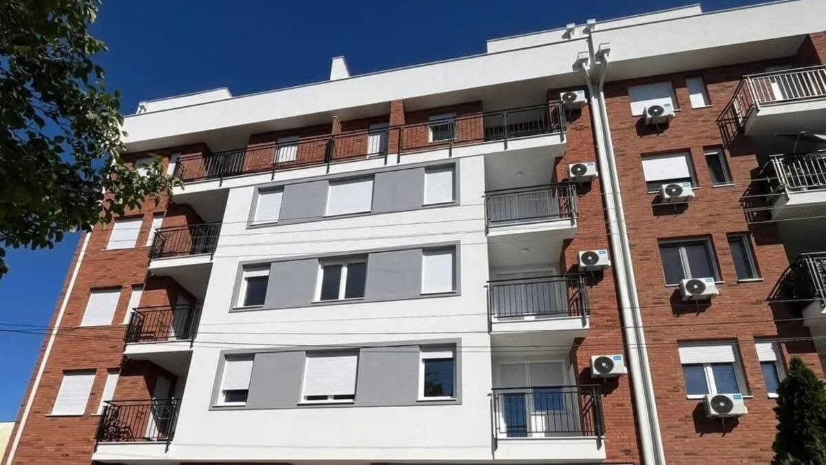 Terracotta Fassade – Handgefertigte Terracotta Riemchen als nachhaltige Fassadenlösung Moderne Stadtfassade mit weißen WDVS-Flächen und Terracotta-Verblendern im Kontrast