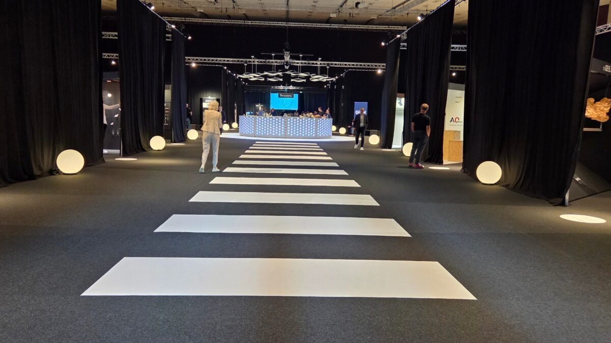 Messebereich mit Eingang und Design-Elementen auf der ARCHITECT@WORK Graz 2025