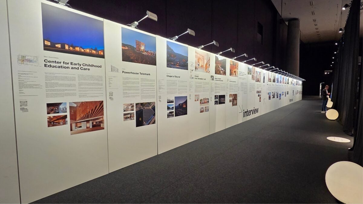 Projektwand mit Architekturbeispielen auf der ARCHITECT@WORK Graz 2025