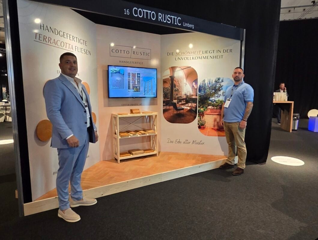 Cotto Rustic Team am Messestand mit handgefertigten Terracotta Fliesen auf der ARCHITECT@WORK Graz 2025