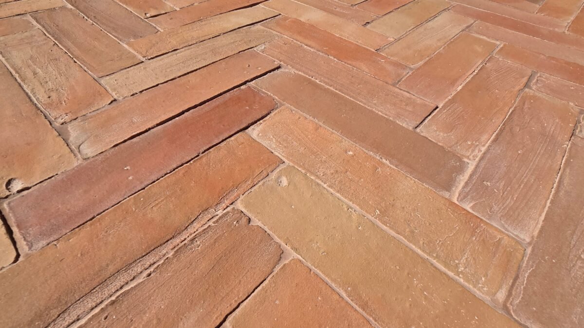 Nahaufnahme eines handgefertigten Terracotta Bodens am Cotto Rustic Stand auf der ARCHITECT@WORK Graz 2025
