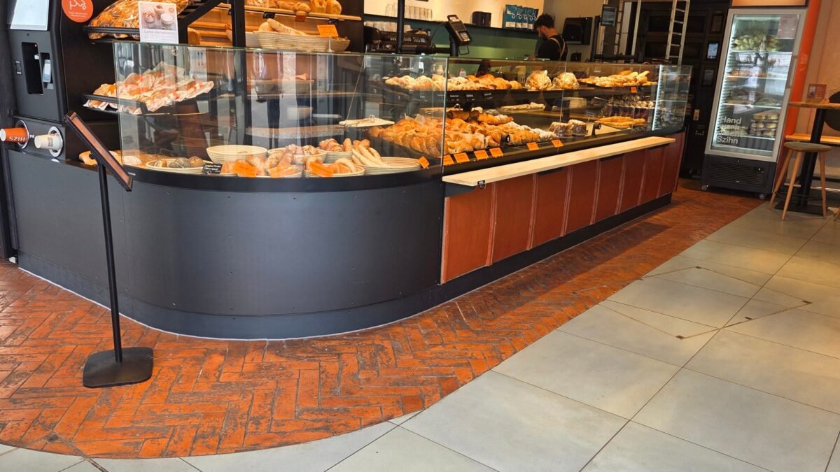 Handgefertigte Terracotta Fliesen im Fischgrätmuster und Tresenverkleidung in der SZIHN Bäckerei Alterla.