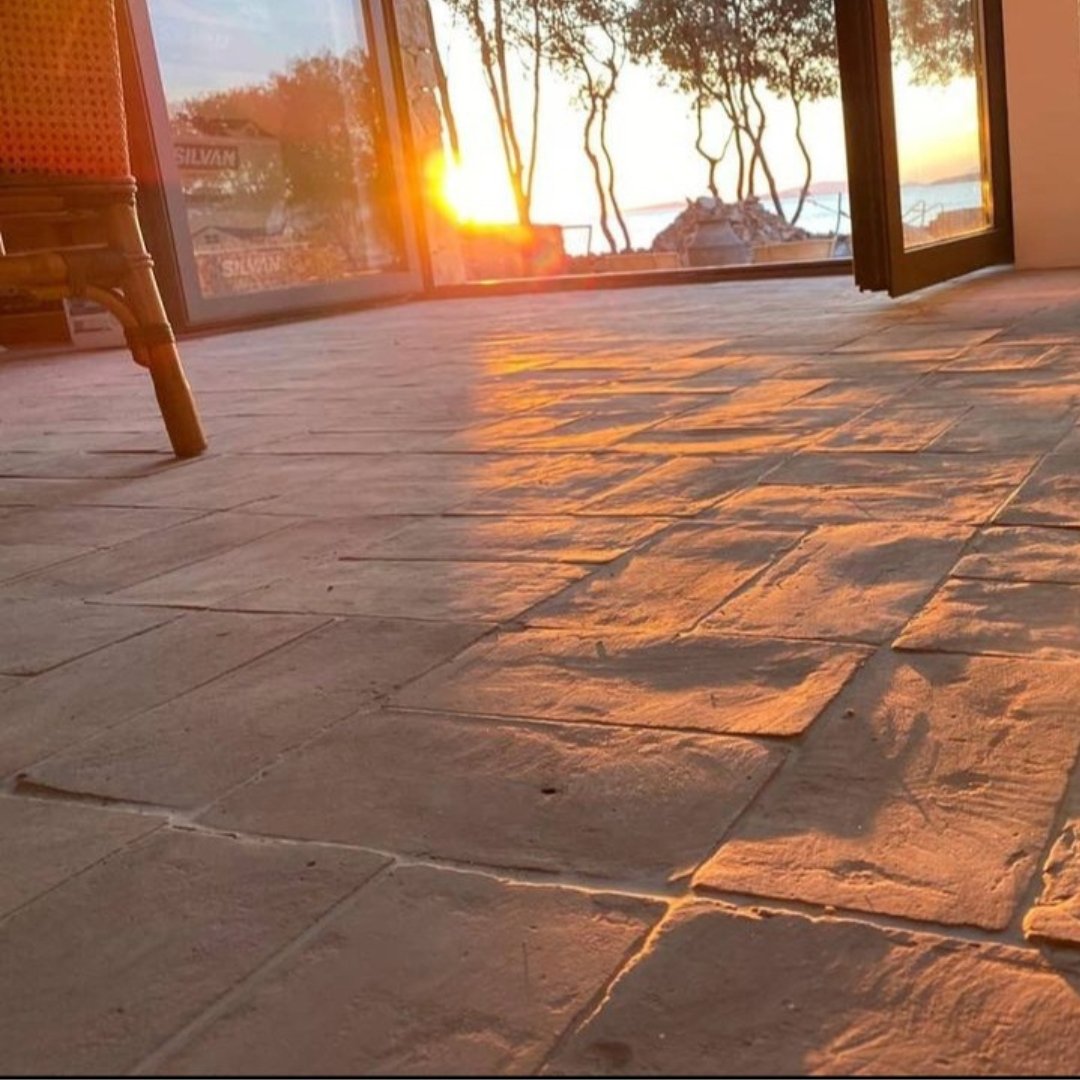 Homepage Handgefertigte Terracotta Bodenfliesen im Sonnenlicht – rustikal und mediterran