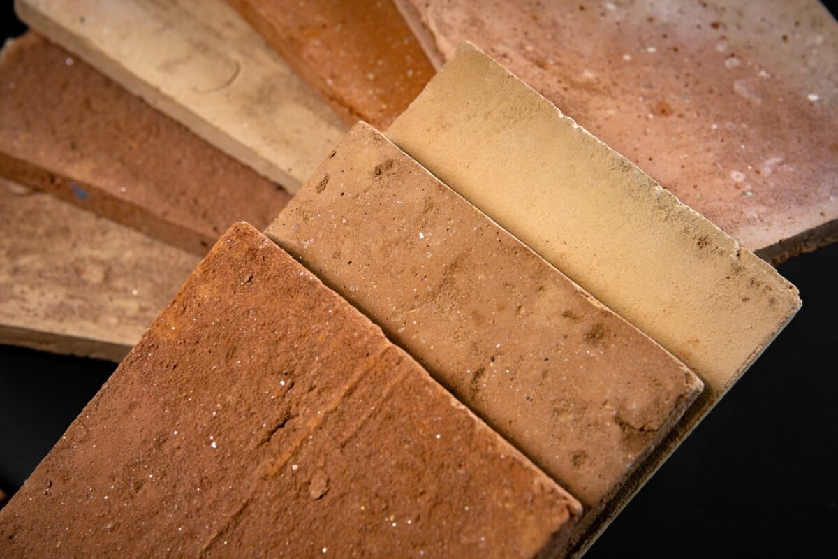 Handgefertigte Terracotta Fliesen mit rosa und hellroten Farbnnuancen.