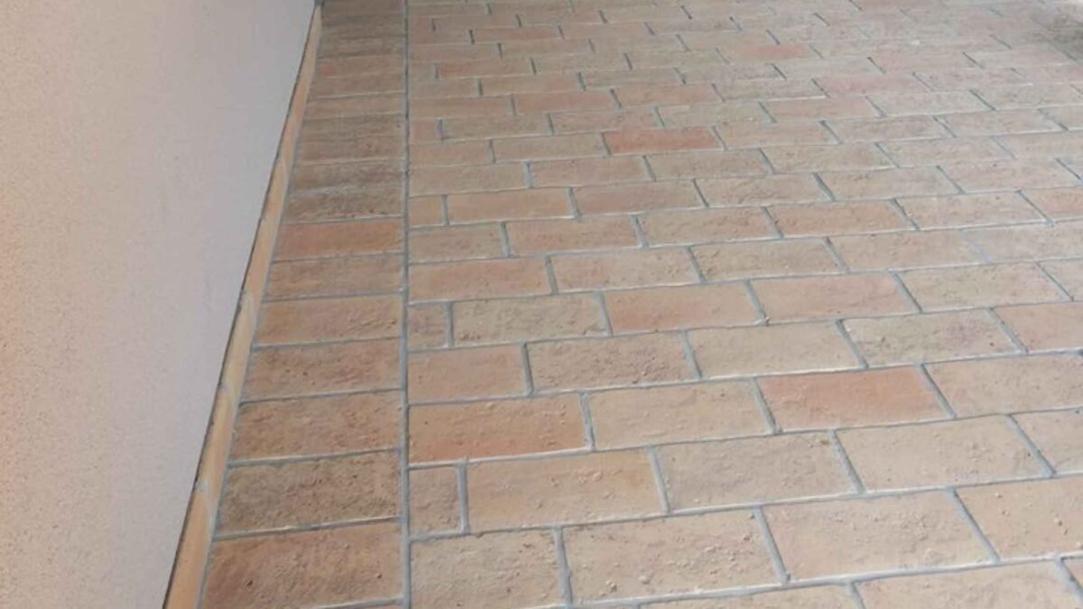 Connections and Transitions in Handcrafted Terracotta Tiles – When Details Decide Architecture Floor–wall connection with handcrafted terracotta tiles featuring a consistent joint layout.