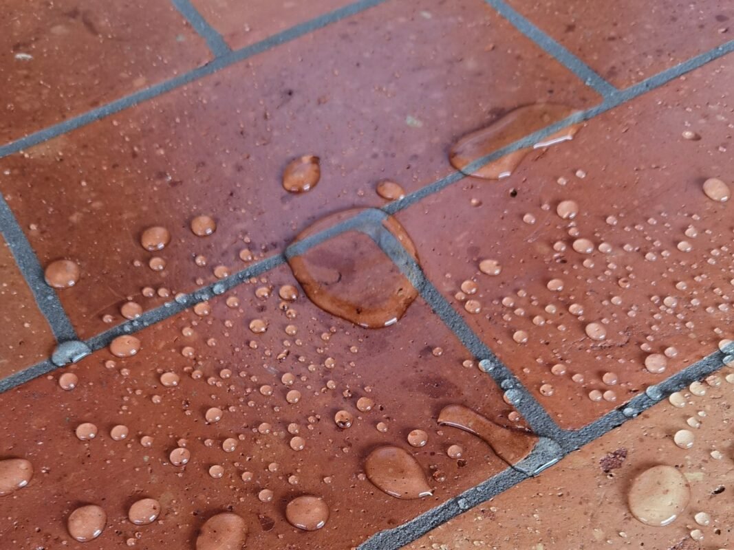 Handgefertigte Terracotta Fliesen in der Küche – echter Vorteil oder Risiko? Imprägnierte Terracotta Fliesen mit Wasserabperleffekt