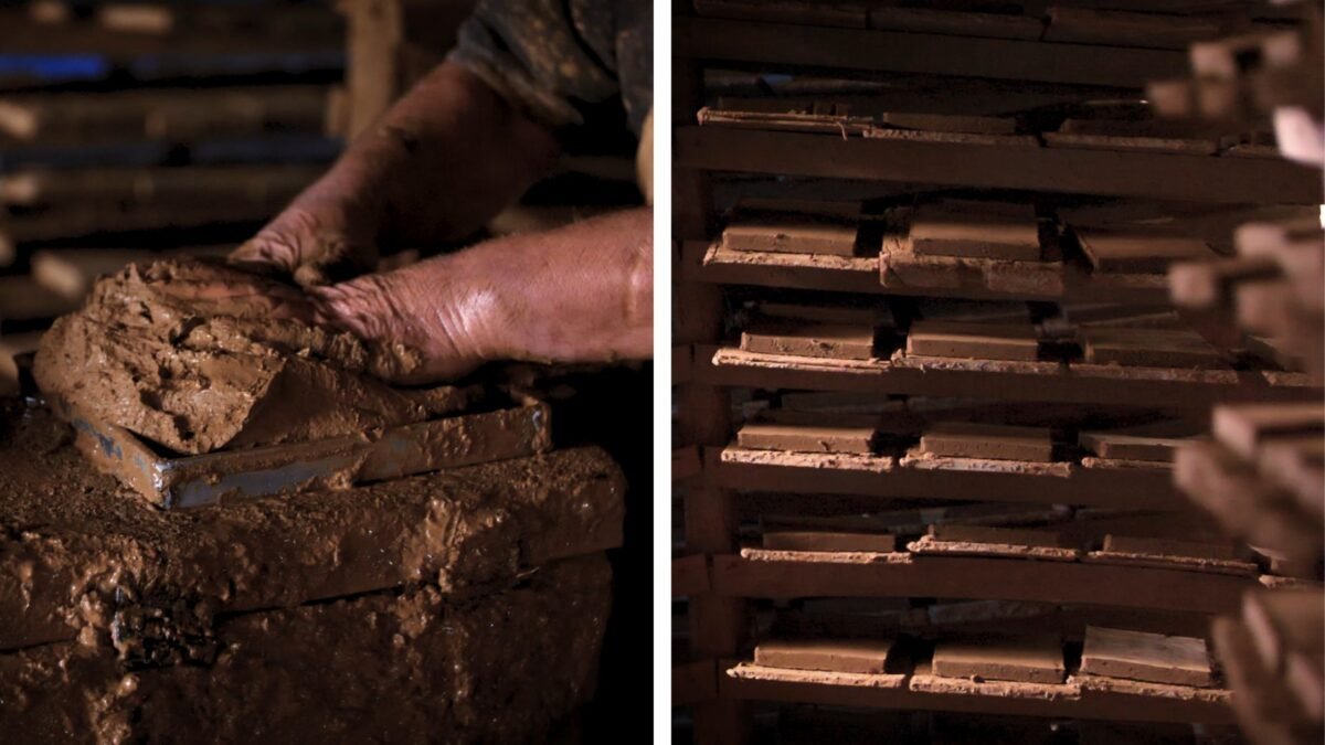 Handwerker formt Terracotta Fliesen von Hand aus rohem Ton