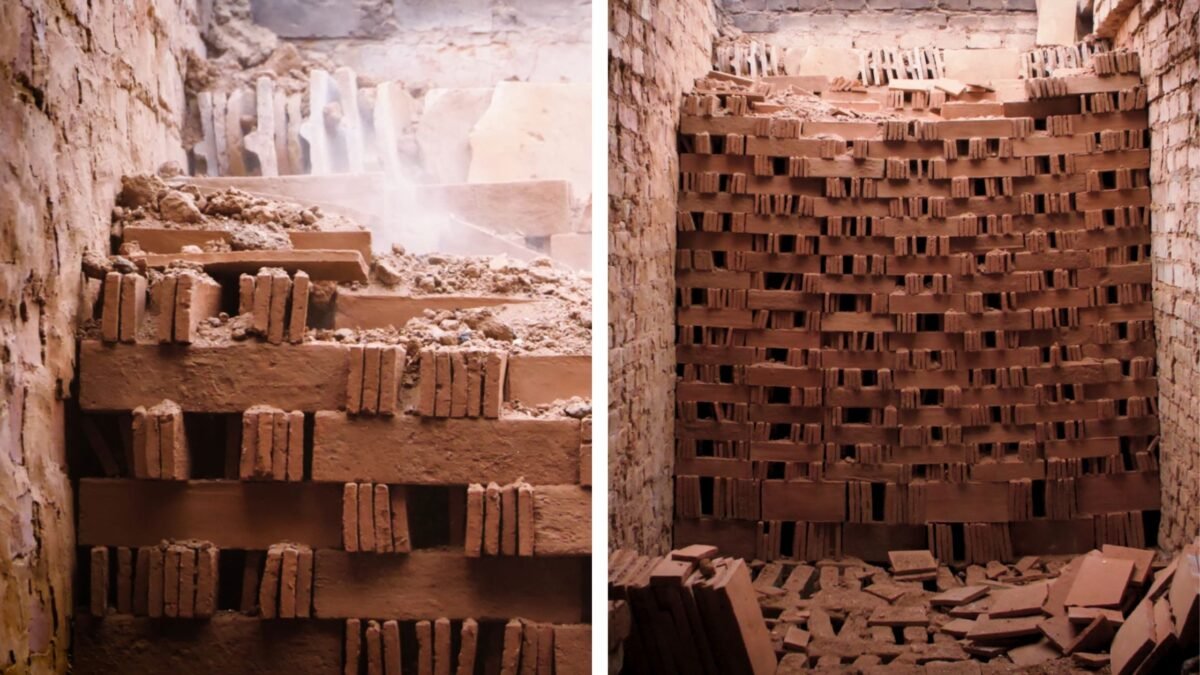 Terracotta Fliesen Preis – handgefertigte Terracotta Fliesen auf Holzregalen in traditioneller Werkstatt