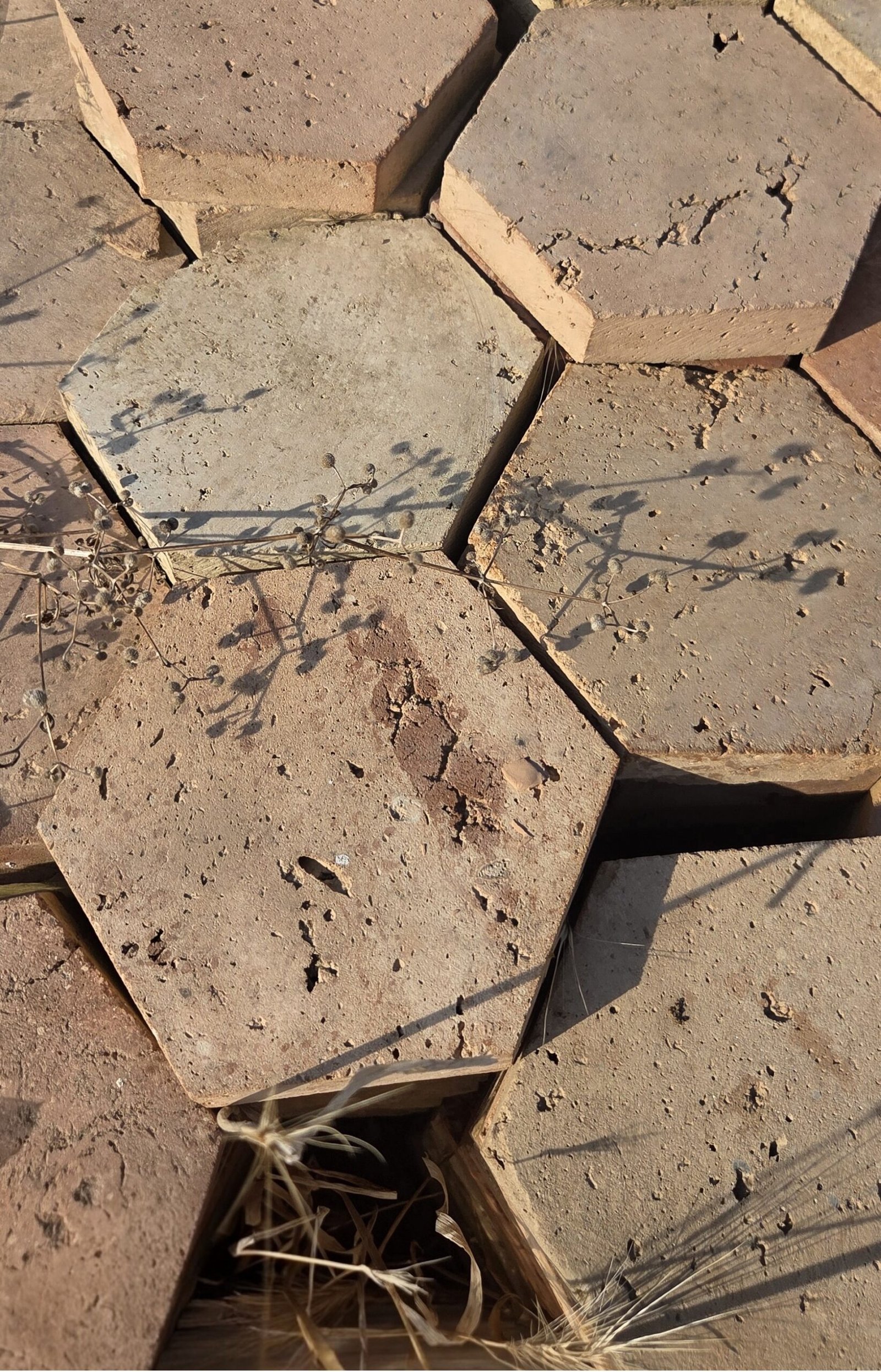 Antike Terracotta Fliesen im Hexagonformat, freigestellt, geschnitten aus historischem Ziegelmaterial